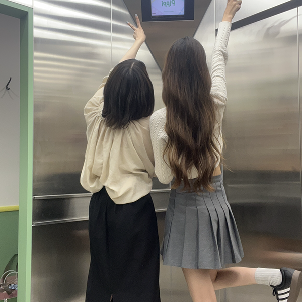 新大久保にある韓国プリとワッペンワークのお店「Pippi」でエレベーターフォトを撮影している様子
