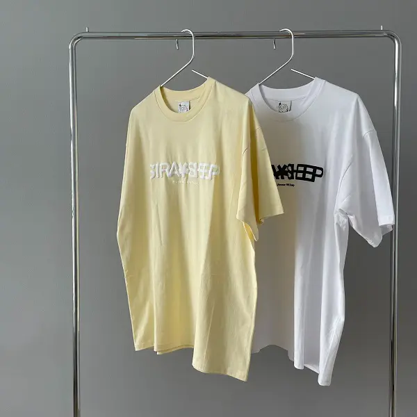 ファッション＆インテリアブランド「MAISON STRAYSHEEP（メゾン ストレイシープ）」のTシャツ「PUFFER LOGO TEE」（左『YELLOW』、右『WHITE』）