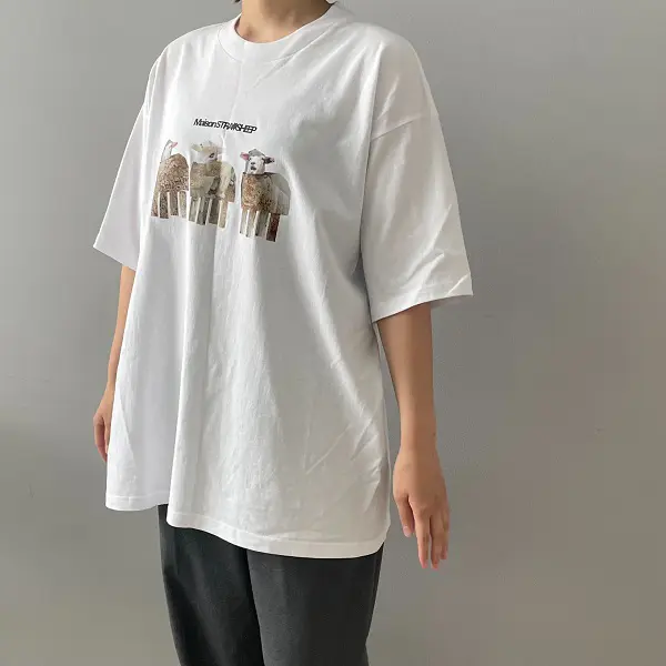 ファッション＆インテリアブランド「MAISON STRAYSHEEP（メゾン ストレイシープ）」のTシャツ「STRAYSHEEP TEE」を着ている女性