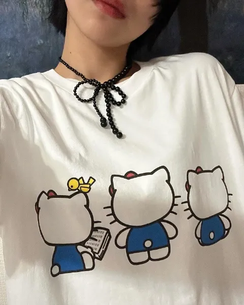 『UTme!』で作ったユニクロのオリジナルTシャツを着た女性