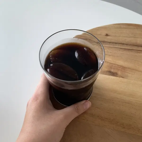 「3COINS（スリーコインズ）」の「コーヒー豆型製氷器／KITINTO」で作ったコーヒー氷をコーヒーに入れた様子
