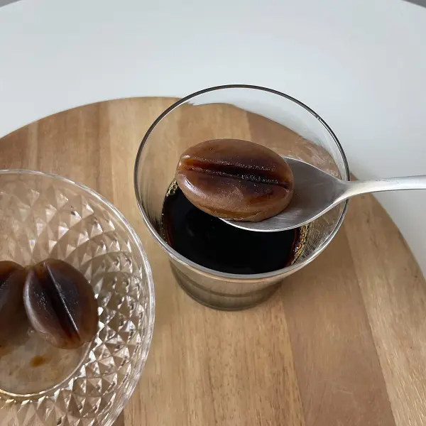 「3COINS（スリーコインズ）」の「コーヒー豆型製氷器／KITINTO」で作ったコーヒー氷