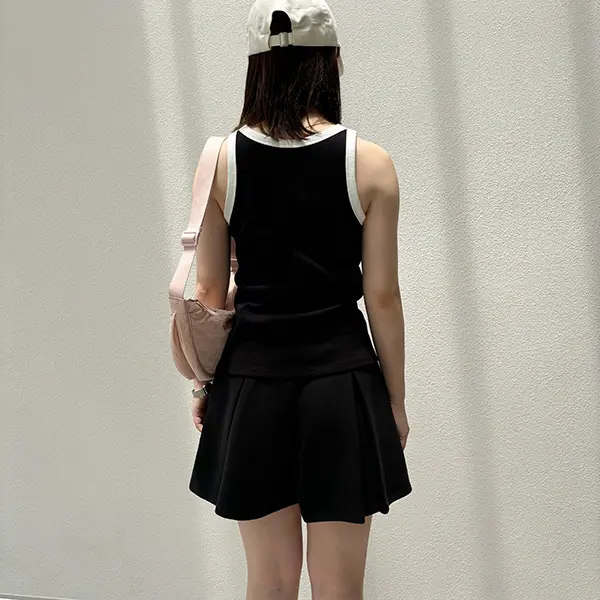 ユニクロで販売されているリンガーデザインの「アメリカンスリーブブラタンクトップ」を着た女性の後ろ姿