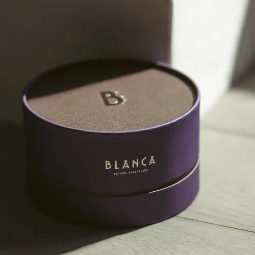 プレミアムスイーツブランド「BLANCA」の夏限定の新作「無花果のバスクチーズケーキ」の高級感のあるボックス