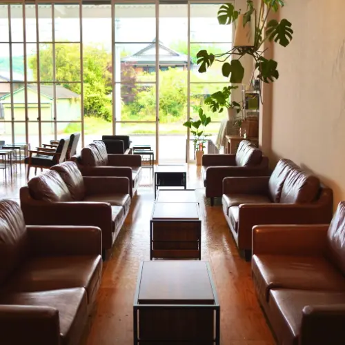 愛知県犬山市「カフェプラスアルファ」の開放的なソファ席