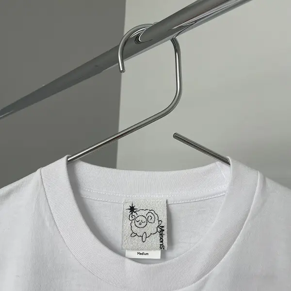 ファッション＆インテリアブランド「MAISON STRAYSHEEP（メゾン ストレイシープ）」のTシャツ「STRAYSHEEP TEE」のタグ