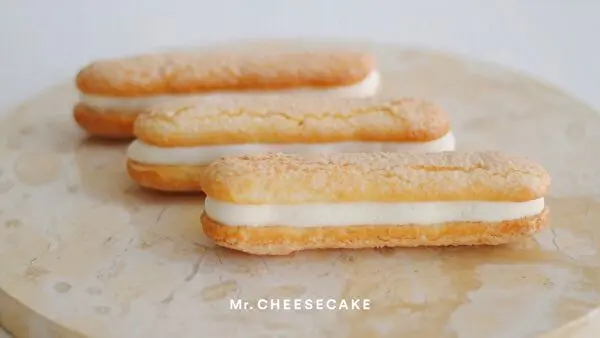 Mr. CHEESECAKE麻布台ヒルズ店限定で販売される新作「ダックワーズ チーズクリームサンド クラシック」