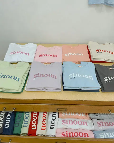 韓国のファッションブランド「SINOON（シヌーン）」のロゴTシャツ