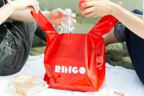 焼きたてカスタードアップルパイ専門店「RINGO」の夏限定アイテム「RINGO TPUクリアバッグ」使用イメージ