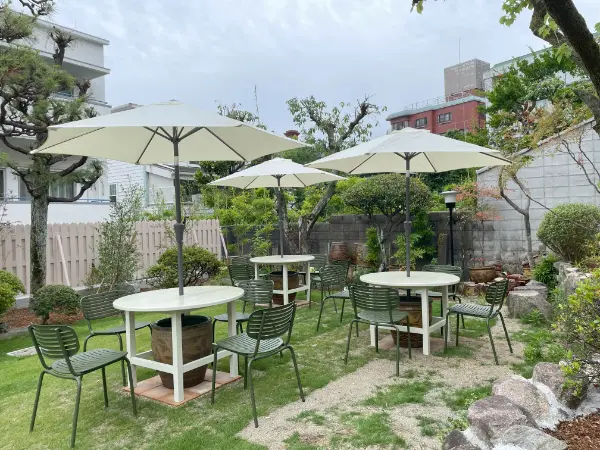 旧門兆鴻邸を改装した神戸の「パンとエスプレッソと異人館」開放感のあるテラス席