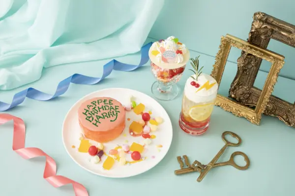 東京・赤坂「Harry Potter Cafe」のバースデーメニュー「HAPPEE BIRTHDAE」モチーフのケーキとパフェ、「“選ばれし者”レモネード」