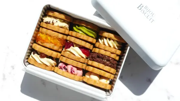 新潟発の焼き菓子専門店「ビジュービスキュイ」の8周年記念に発売されたヴィーガン＆グルテンフリーのバターサンド缶