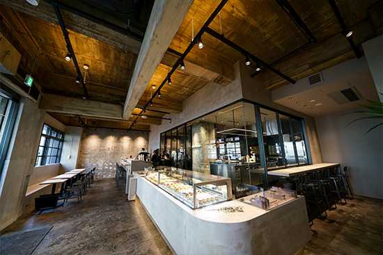 大阪・中崎町のパティスリー＆カフェ「hannoc」の店内と開放感のあるオープンキッチン