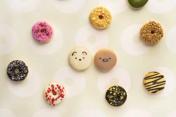 ドーナツファクトリー「koe donuts kyoto」と大人気キャラクター「すみっコぐらし」が初コラボした「すみっコぐらし×koe donuts クッキー缶」のフレーバークッキー