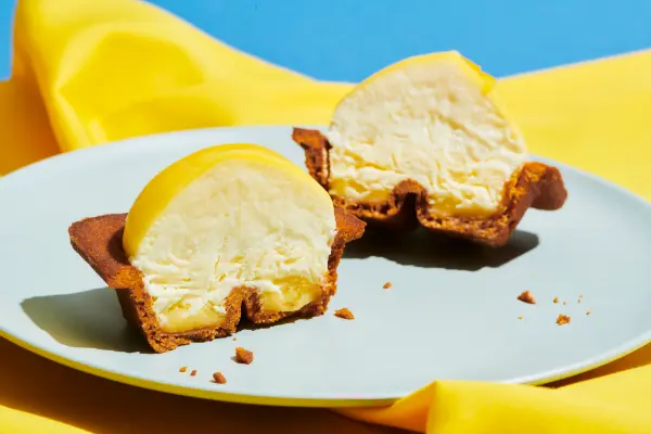 北海道発の生チーズケーキ「チーズワンダー」の夏限定フレーバー、瀬戸内レモンを使った「チーズワンダーイエロー」の断面