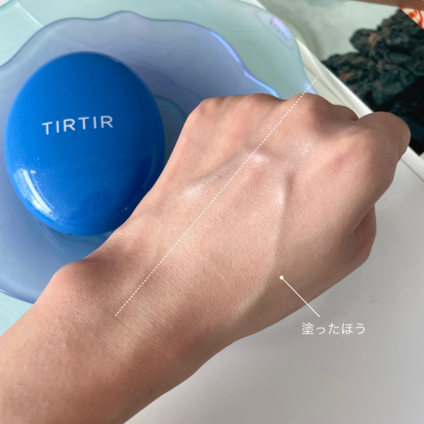 TIRTIRの「TIRTIR MASK FIT COOL SUN CUSHION」を手の甲に塗った様子