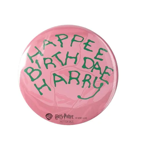 「ハリー・ポッター　マホウドコロ」で配布されるハリーの誕生日を記念した購入特典「バースデーケーキ柄の缶バッジ」