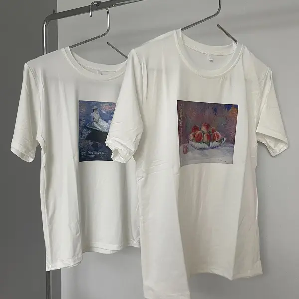 雑貨ストア「サンキューマート」で販売中の「クラシカルガーリー days with art Tシャツ」（写真左から「モネ」の『舟遊び』、「ルノワール」の『桃』）