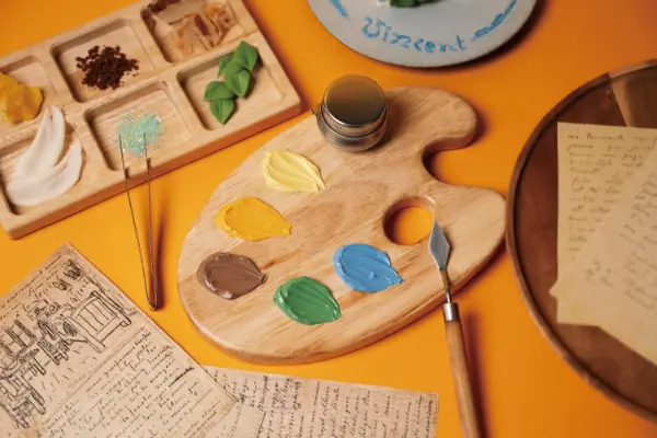アート体験ができる大阪のカフェ「ユニモック」ゴッホの名画《ひまわり》をイメージした「キャンバスケーキセット」の5色のバタークリーム