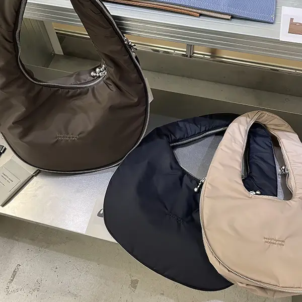 「beautiful people」の「mobious bag in nylon twill L」「mobious bag in nylon twill S」