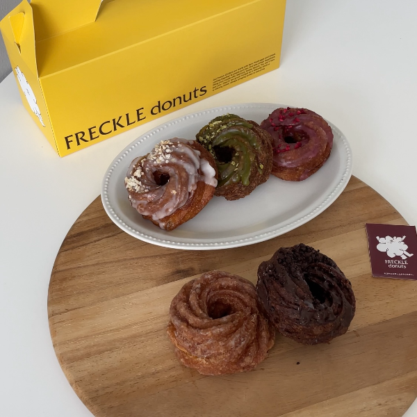 7月18日（木）にオープンした日本発のフレンチクルーラー専門店「FRECKLE donuts（フレクルドーナツ）」