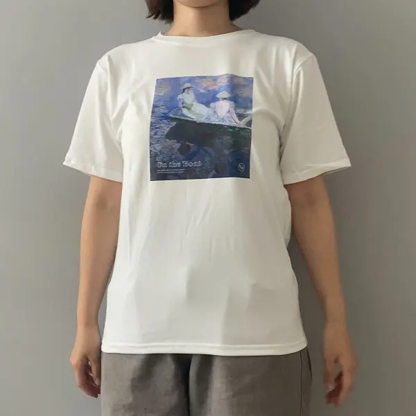 雑貨ストア「サンキューマート」で販売中の「クラシカルガーリー days with art Tシャツ」（「モネ」の『舟遊び』）を着用した女性