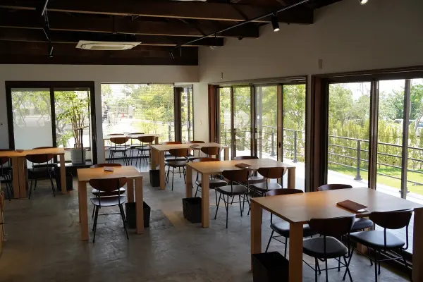 兵庫県赤穂市の海辺の塩カフェ「AMAMI TERRACE」の店内客席