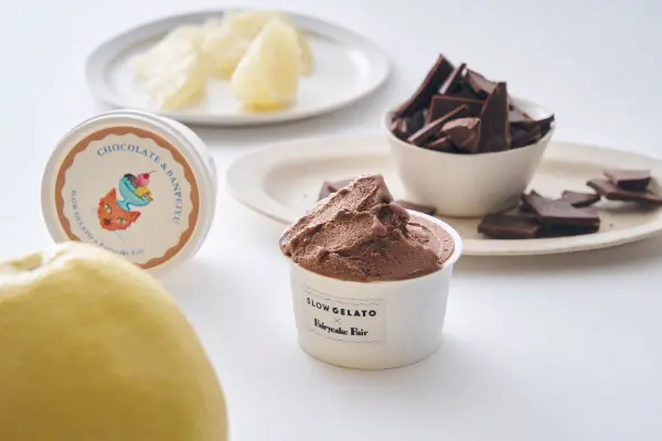 カップケーキとビスケットの店「フェアリーケーキフェア」と熊本のジェラート店「SLOW LABEL」がコラボした「みんなでアイス」シリーズの『ショコラ晩白柚』