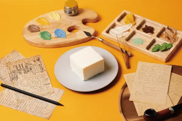 アート体験ができる大阪のカフェ「ユニモック」ゴッホの名画《ひまわり》をイメージした「キャンバスケーキセット」の真っ白なバターケーキ
