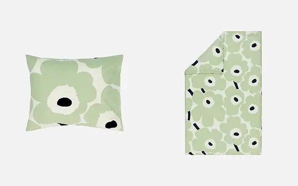 「Marimekko」のアイスグリーンのウニッコ柄のホームコレクション「ピローカバー」と「デュベカバー」