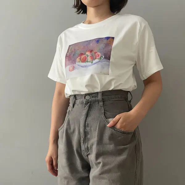 雑貨ストア「サンキューマート」で販売中の「クラシカルガーリー days with art Tシャツ」（「ルノワール」の『桃』）を着ている女性