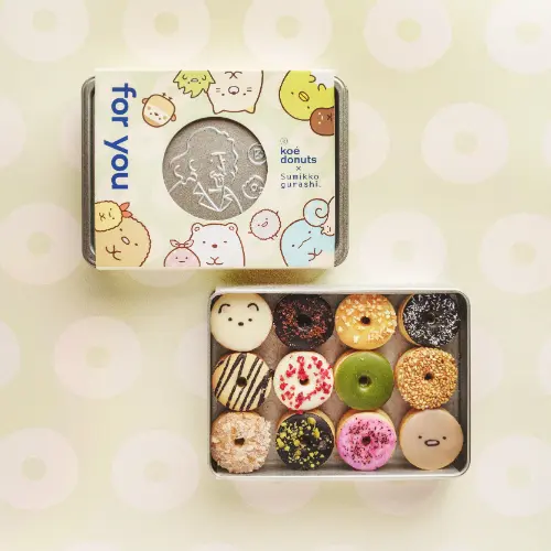 ドーナツファクトリー「koe donuts kyoto」と大人気キャラクター「すみっコぐらし」が初コラボした「すみっコぐらし×koe donuts クッキー缶」