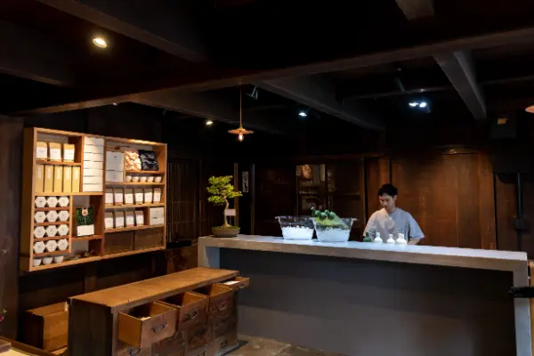 埼玉県越谷市の古民家ティースタンド「お茶を贈る人」の店内カウンター