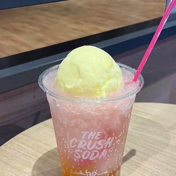 「サーティワンアイスクリーム」で販売中の「ザ・クラッシュソーダ」の新フレーバー「白桃＆レモネード」に「レモンシャーベット」をトッピング