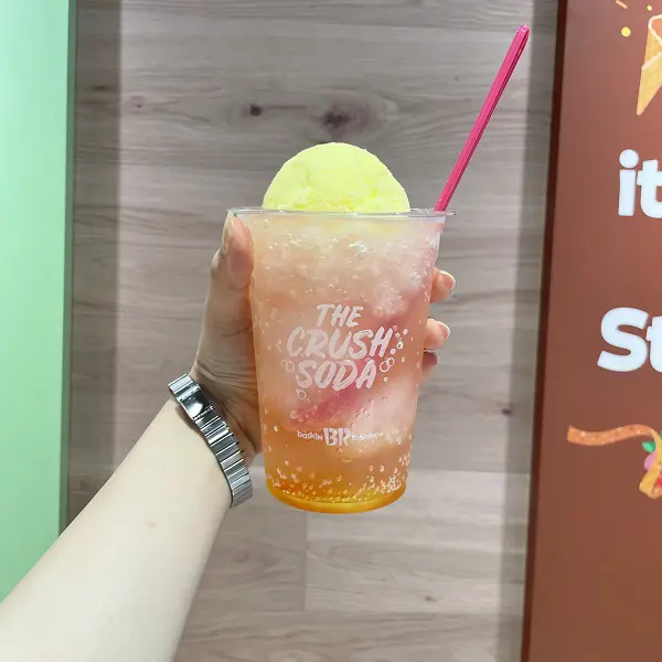「サーティワンアイスクリーム」で販売中の「ザ・クラッシュソーダ」の新フレーバー「白桃＆レモネード」に「レモンシャーベット」をトッピング