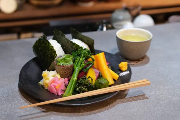 埼玉県越谷市の古民家ティースタンド「お茶を贈る人」の地元野菜をたっぷり使った「土鍋ご飯の塩むすび」