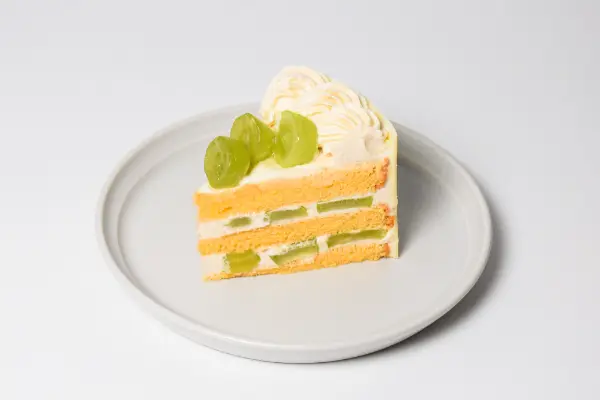 Patisserie Minimal 祖師ヶ谷大蔵店で8月から販売される季節限定「シャインマスカットとアールグレイのショートケーキ」ピース