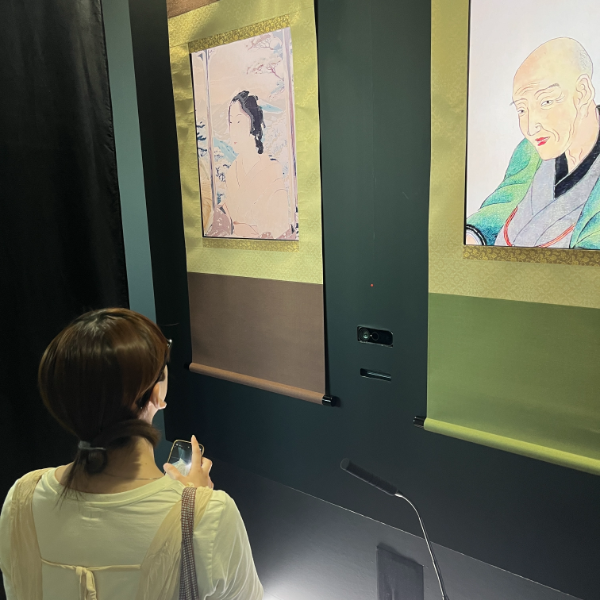 7月10日（水）～10月29日（火）の期間中、東京・ベルサール新宿南口にて開催される『Immersive Museum TOKYO vol.3 印象派と浮世絵～ゴッホと北斎、モネと広重～』の「AI北斎」