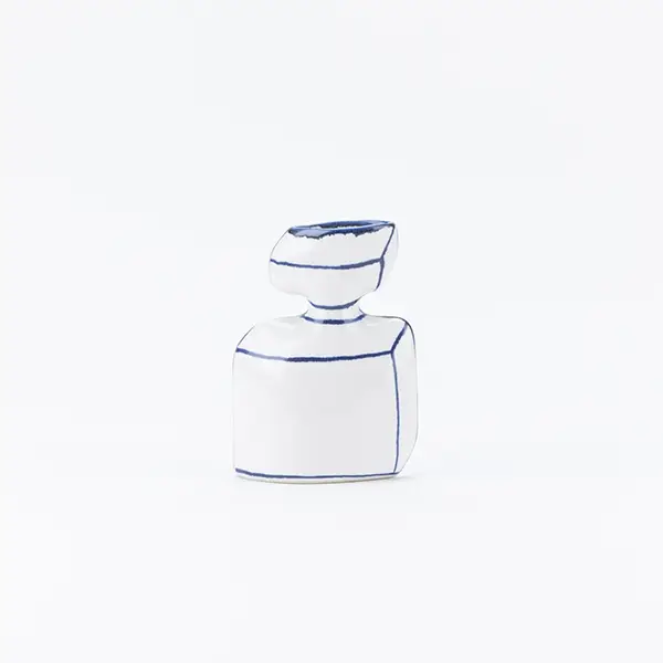マリアンヌ・ハルバーグさんの瀬戸焼シリーズ「香水瓶のかびん（seto）」