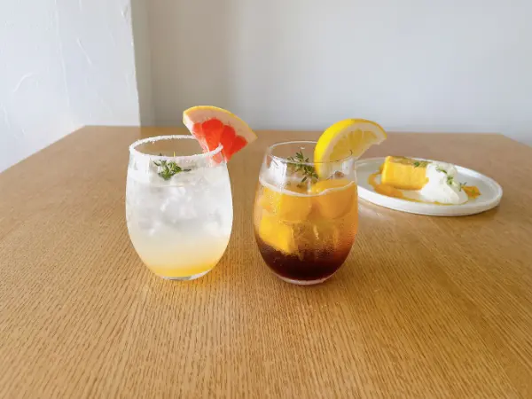 兵庫県赤穂市の海辺の塩カフェ「AMAMI TERRACE」の新作、夏限定ドリンク「ノンアル　ソルティードッグ」と「ティーソーダ」