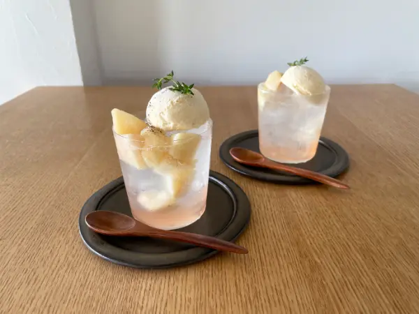 兵庫県赤穂市の海辺の塩カフェ「AMAMI TERRACE」の夏限定ドリンク「桃のクリームソーダ」」
