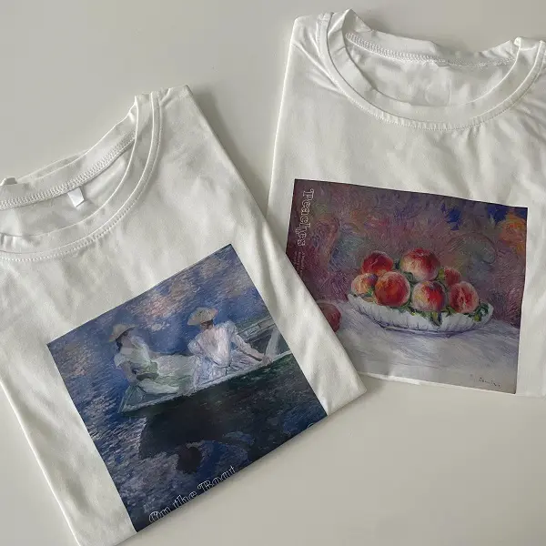 雑貨ストア「サンキューマート」で販売中の「クラシカルガーリー days with art Tシャツ」（写真左から「モネ」の『舟遊び』、「ルノワール」の『桃』）