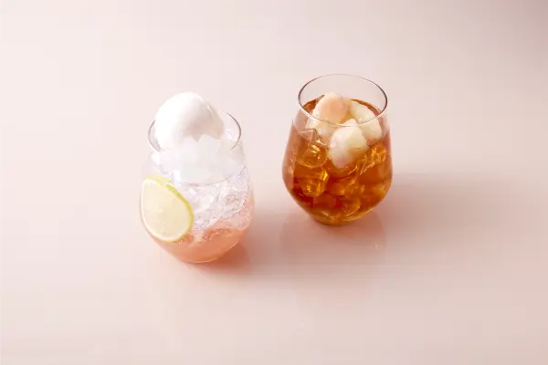 ブランチカフェ「フリッパーズ」に夏限定でお目見えする桃ドリンク「白桃スカッシュ」「ベルガモットピーチティー」