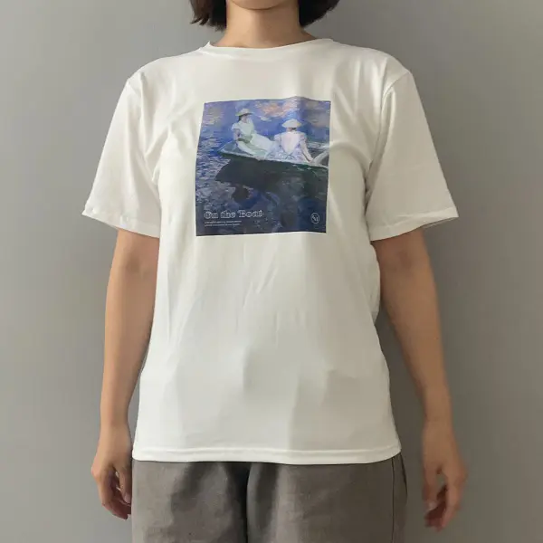 雑貨ストア「サンキューマート」で販売中の「クラシカルガーリー days with art Tシャツ」（「モネ」の『舟遊び』）を着ている女性