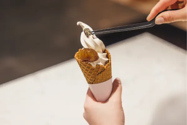 東京・原宿の「サロン・ド・テ アンジェリーナ」で販売される日本限定「モンブラン ソフトクリーム」