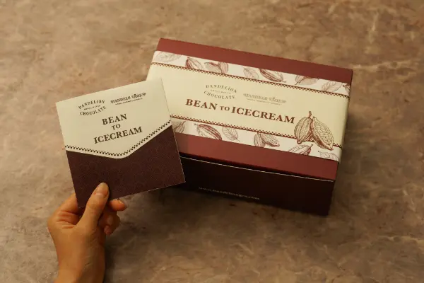 ハンデルスベーゲンとダンデライオン・チョコレートがコラボした「BEAN TO ICECREAM」パッケージ
