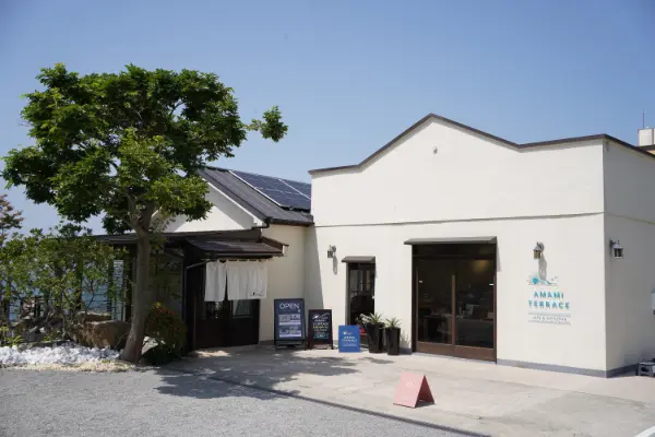 兵庫県赤穂市の海辺の塩カフェ「AMAMI TERRACE」の店舗外観