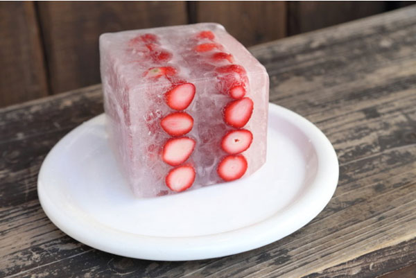 ukafeで6月22日から発売開始する「ウカキ氷」の「苺氷り」