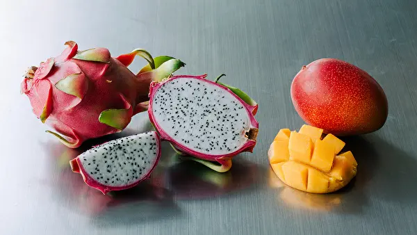 ディーン＆デルーカのシーズナルドリンク、南国果実を使ったトロピカルフラッペに使われるドラゴンフルーツとマンゴー