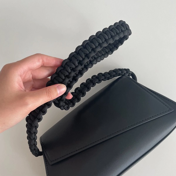 アクセサリーブランド「loni（ロニ）」のバッグ「Diagonal Paracord Handbag」の『BLK』